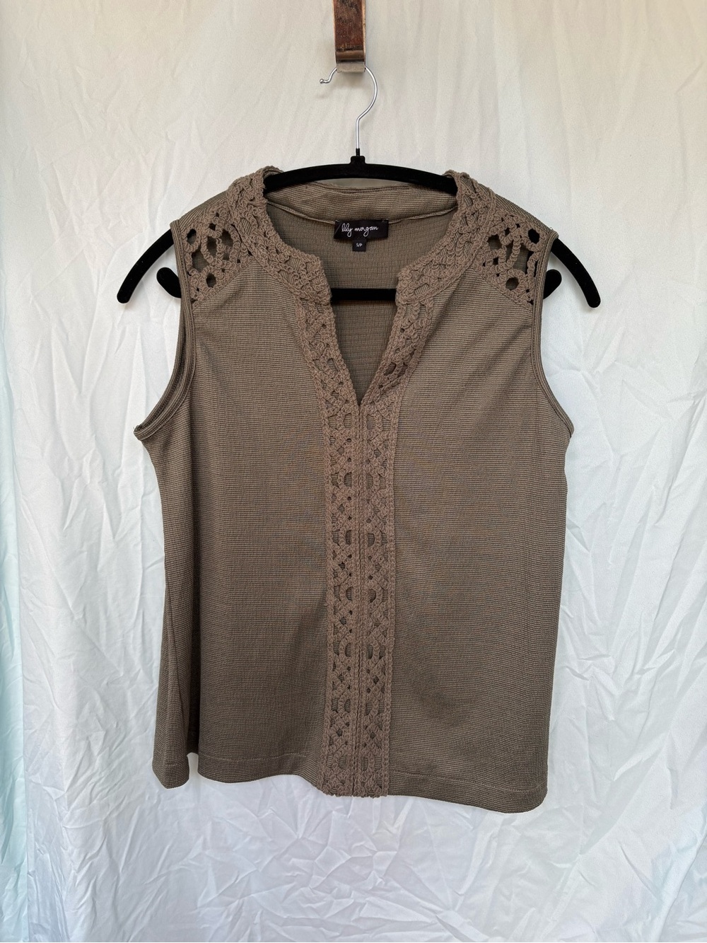 Crochet-Trim Sleeveless Tank Top in Army green